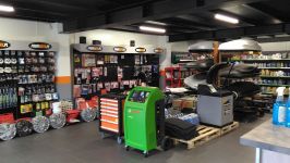 Wnętrze sklepu motoryzacyjnego